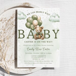 Invitación para baby shower "Podemos esperar", plantilla editable de osito marrón, tarjeta imprimible con estrellas de nubes neutras en verde salvia LP0033