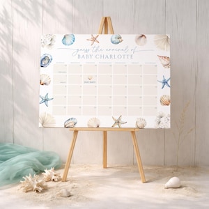 Peut inclure: Un panneau de calendrier de baby shower sur un chevalet en bois. Le panneau est orné de coquillages et d'étoiles de mer à l'aquarelle. Le texte se lit "Devinez l'arrivée de BABY CHARLOTTE" et comprend une grille de calendrier.