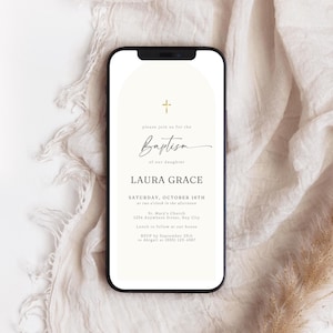 Peut inclure: Un smartphone affiche une invitation de baptême. Le design comprend une croix dorée, le mot "Baptism" en écriture élégante et le nom "LAURA GRACE". L'invitation comprend la date, l'heure et le lieu, sur un fond neutre.
