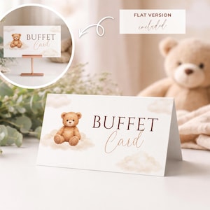 Peut inclure: Carte de buffet blanche avec une illustration d'ours en peluche à l'aquarelle et les mots "BUFFET Card" en écriture brune. Une version plus petite de la carte est affichée dans un support de couleur cuivre. Les mots "FLAT VERSION included" sont également visibles.