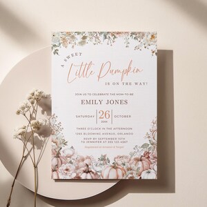 Invitación editable para baby shower con diseño de "Calabacita en camino". Imprimible digital con flores otoñales. Plantilla de tarjeta neutra elegante de otoño LP0110.
