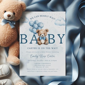 Invitación para baby shower "Podemos esperar", plantilla editable de invitación con osito marrón, tarjeta imprimible con estrellas y nubes caprichosas para niño azul LP0030