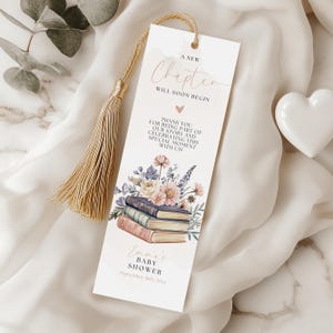 Peut inclure: Un marque-page blanc avec un motif floral et le texte "A New Chapter Will Soon Begin" et "Thank You for being part of our story and celebrating this special moment with us!"  Le marque-page comprend également le texte "Emma's Baby Shower September 18th, 20__".