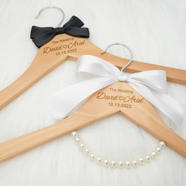 Benutzerdefinierte Hochzeitskleid Kleiderbügel, personalisierte Hochzeit Kleiderbügel, personalisierte Braut Kleiderbügel, gravierte Namen und Datum Brautdusche Geschenk