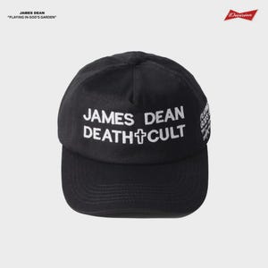 Może przedstawiać: Czarna czapka z daszkiem z białym haftowanym napisem z przodu o treści JAMES DEAN DEATH CULT z symbolem krzyża między słowami. Dodatkowy biały tekst jest widoczny z boku, a czerwone logo znajduje się w prawym górnym rogu.