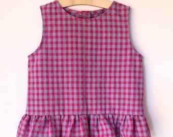 Blusa de niña con volantes en tela vichy fucsia y lila, Blusa hecha a mano con botones de coco, Top sin mangas para el verano para niñas