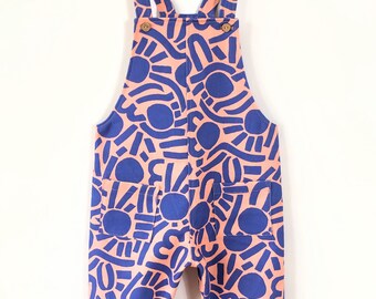 Peto Infantil Hecho a Mano – Estampado Artístico Nude y Azul, 100% Algodón OEKO-TEX, Peto Unisex, Ropa Ecológica para Niños 18 Meses–5 Años