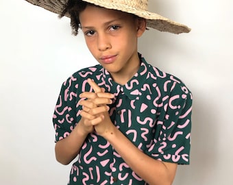 Camisa de verano para niños hecha a mano – Estampado de líneas onduladas verde oscuro y rosa – Botones de coco – Viscosa Ecovero™