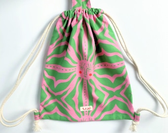 Mochila Infantil Hecha a Mano | Bolsa Ligera Ecológica | Mochila de Cuerda de Algodón para Niños | Estampado de Sol Verde y Rosa