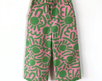 Pantalón para niño/a de algodón | Estampado rosa y verde | Con bolsillos, hecho a mano y certificado Oeko-Tex y GOTS