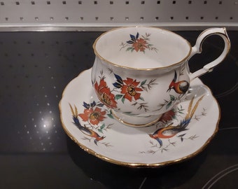 Hermosa taza de té y platillo Royal Windsor.