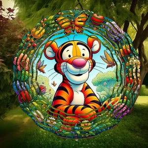 Puede incluir: Ilustración colorida de Tigger de Winnie the Pooh, rodeado por una corona floral con mariposas. La obra presenta tonos vibrantes de naranja, negro y amarillo, sobre un fondo de un exuberante jardín verde.