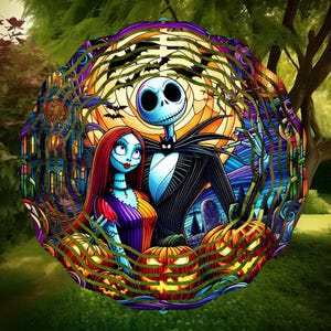 Puede incluir: Un molinillo de viento de metal colorido con Jack Skellington y Sally de la pel&iacute;cula Pesadilla antes de Navidad. El dise&ntilde;o incluye un patr&oacute;n de espiral de murci&eacute;lagos, calabazas y una casa encantada.