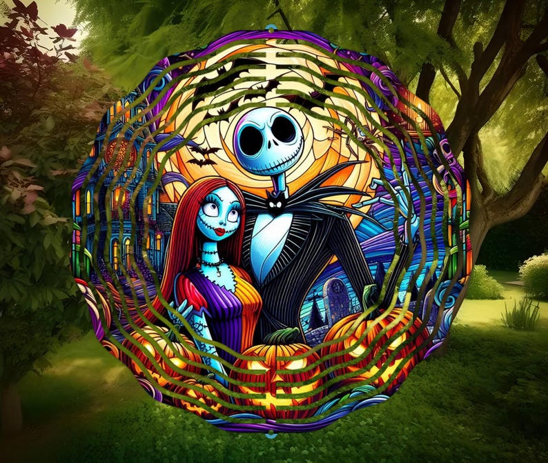 Puede incluir: Un molinillo de viento de metal colorido con Jack Skellington y Sally de la pel&iacute;cula Pesadilla antes de Navidad. El dise&ntilde;o incluye un patr&oacute;n de espiral de murci&eacute;lagos, calabazas y una casa encantada.