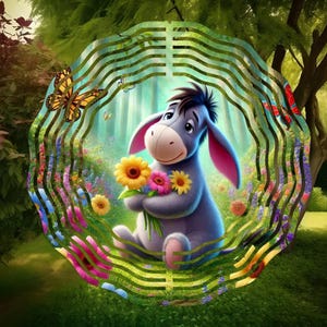 Puede incluir: Un carillón azul y gris con un burro de dibujos animados que sostiene un ramo de flores. El carillón está rodeado de un fondo verde y marrón con mariposas y flores.