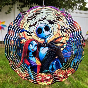Puede incluir: Un molinillo de viento de metal con una ilustraci&oacute;n colorida de Jack Skellington y Sally de la pel&iacute;cula Pesadilla antes de Navidad. El molinillo tiene m&uacute;ltiples capas y est&aacute; dise&ntilde;ado para girar con el viento.