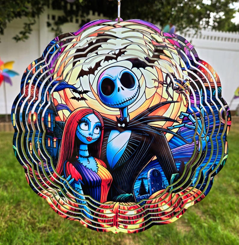 Puede incluir: Un molinillo de viento de metal con una ilustraci&oacute;n colorida de Jack Skellington y Sally de la pel&iacute;cula Pesadilla antes de Navidad. El molinillo tiene m&uacute;ltiples capas y est&aacute; dise&ntilde;ado para girar con el viento.