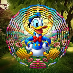 Puede incluir: Un colorido diseño de vidriera con el Pato Donald con un traje de marinero azul y una pajarita roja. La obra de arte está rodeada de flores y se encuentra sobre un fondo de una escena de jardín con árboles y vegetación.
