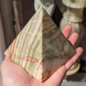 Pyramide en onyx / Pyramide verte sculptée / Présentoir en pierre