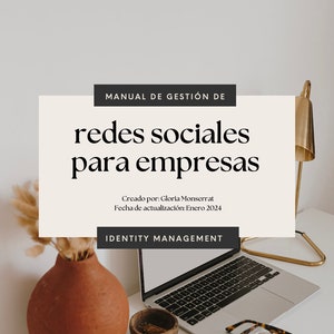 May include: A white and black title card with the text "MANUAL DE GESTIÓN DE redes sociales para empresas" and the text "Creado por: Gloria Monserrat Fecha de actualización: Enero 2024 IDENTITY MANAGEMENT". The title card is on a white surface with a laptop, a gold lamp, a brown vase with dried flowers, and a pair of glasses.