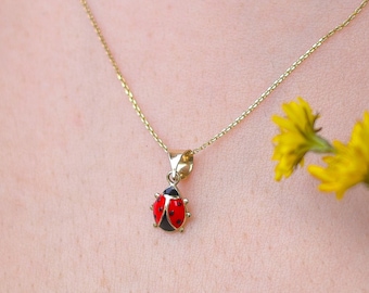 Collar de mariquita roja adorable de oro macizo de 14 k hecho a mano para mujer, colgantes de mariquita minimalistas, collar con dije de escarabajo pequeño, collar en capas