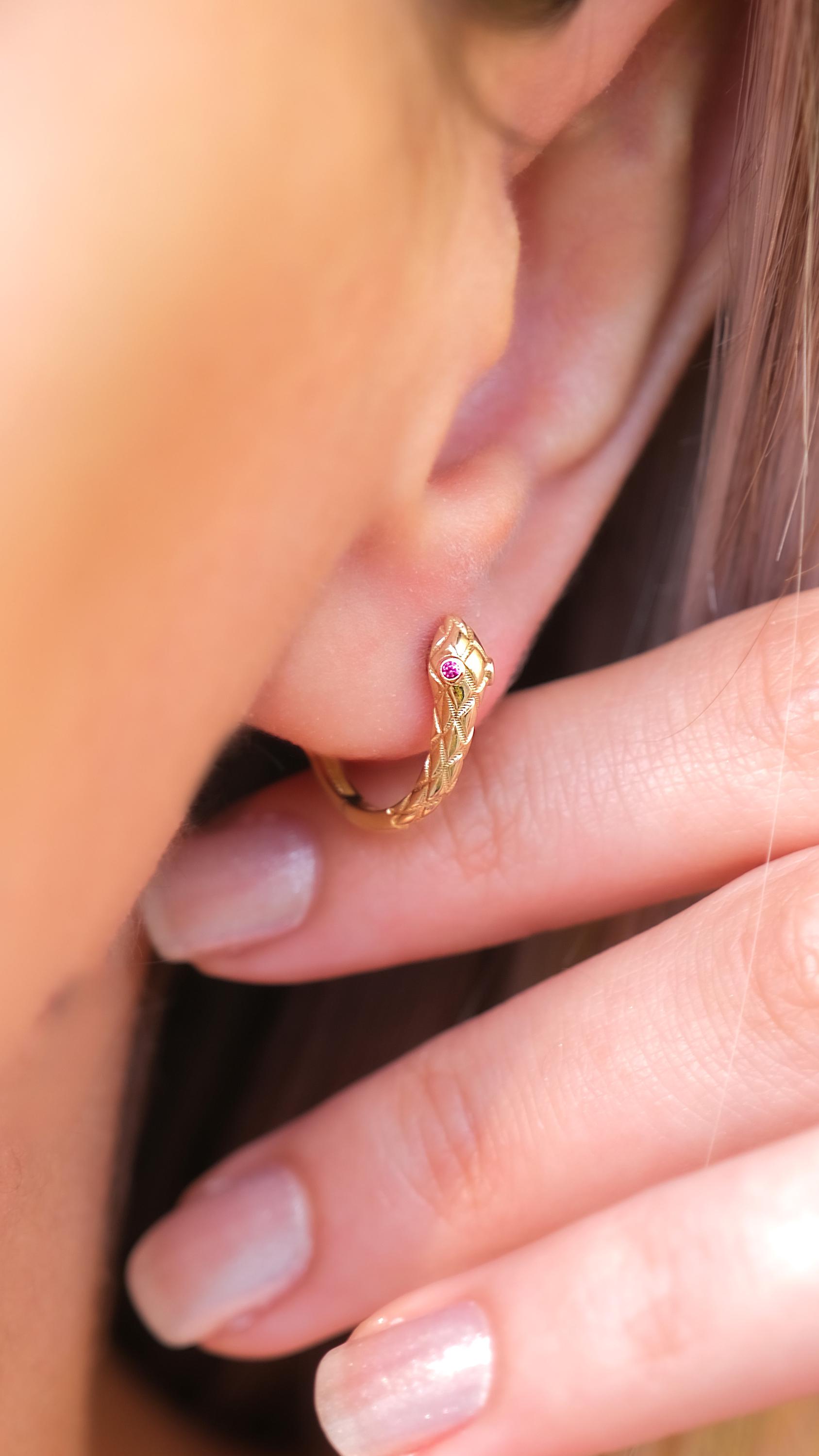 Eleganti orecchini a cerchio per le donne Colore oro Serpente