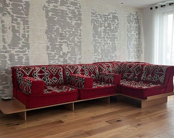 Moderne arabische Sofagarnitur auf modularem Ecksofa aus Holz, orientalisches Sofa mit weichen Sitzen, rote Couch, Kelim-Kissensofa, Eckbodensofa