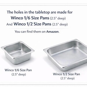 以下が含まれることがあります： ステンレス製のWincoフードパン2つ。1/6サイズと1/2サイズで、どちらも深さ6.35cmです。画像内のテキストは、これらのパンがテーブルトップ用であることを示しています。テキストはまた、Amazonで見つけることができると述べています。