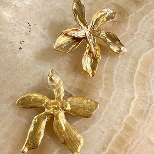 Gouden bloemdruppeloorbellen: handgemaakte bronzen bloemensieraden