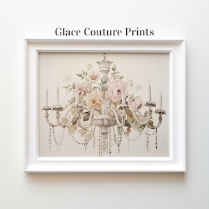 以下が含まれることがあります： 白いシャンデリアとピンクと黄色のバラを描いた水彩画の額装。プリントには「Glace Couture Prints」というタイトルが付けられています。