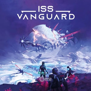 Puede incluir: Una escena futurista de ciencia ficción con tres figuras de pie en un paisaje rocoso. Una gran nave espacial rota se encuentra en el fondo, con un cielo morado y azul. El texto "ISS VANGUARD" está en la parte superior de la imagen.