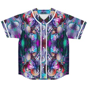 Könnte beinhalten: Ein Baseballtrikot mit einem psychedelischen Muster mit Pilzen, Diamanten und einem sich wiederholenden Design. Das Trikot ist weiß mit blauem Hintergrund und hat einen weißen Kragen und Ärmel.