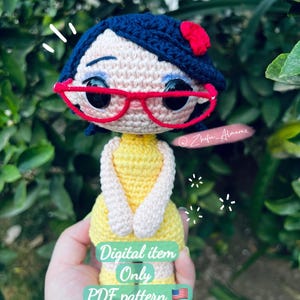 Puede incluir: Patrón de amigurumi de crochet para una niña con cabello azul, gafas rojas y un vestido amarillo. El patrón es una descarga digital e incluye instrucciones para hacer la muñeca. Artículo digital solamente. Patrón PDF.