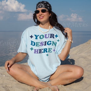 Sommer Komfort Farben 1717 Chambray Mockup Strand T-Shirt Mockup Echtes Modell Shirt Mockup