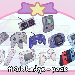 Op de afbeelding: Een set van 11 kleurrijke cartoonillustraties van videogamecontrollers en handheld-consoles. De illustraties omvatten een Nintendo Entertainment System-controller, een Super Nintendo Entertainment System-controller, een Nintendo 64-controller, een GameCube-controller, een Game Boy Color, een Game Boy Advance, een Nintendo DS, een Wii-afstandsbediening, een Wii U-gamepad, een Nintendo Switch en een Sega Game Gear. De tekst "11 Sub Badge - Pack" staat onderaan de afbeelding.