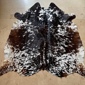 Tappeto in pelle di mucca tricolore, tappeto in vera pelle di mucca, tappeto in pelle di mucca marrone con pelo, tappeto in pelle, tappeto in pelle di mucca naturale per tappezzeria, regalo, decorazione da parete