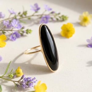 Zwarte onyx lange ovale ring gouden minimalistische statement edelsteen handgemaakte sieraden cadeau voor haar
