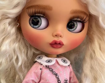 Miss Soft Glam. Custom Blythe doll. Handmade product. OOAK doll. TBL Blythe. Tan skin. Soft and tender hair. Hand-sewn outfit