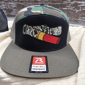 Chamada de pato camuflada bordada e concha no chapéu Richardson 112 Curved bill ou 168 Flatbill