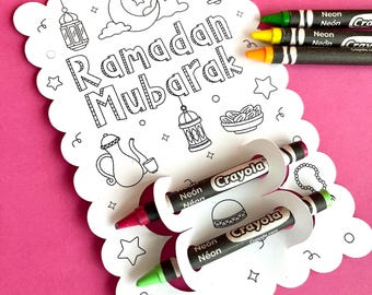Könnte beinhalten: Eine weiße Karte mit einem Halbmond, Sternen und Laternen. Die Karte sagt "Ramadan Mubarak" in schwarzen Buchstaben. Es befinden sich vier Neon-Crayola-Stifte auf der Karte.