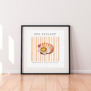 Op de afbeelding: Een printable poster met een aquarel-illustratie van een sint-jakobsschelp op een gestreepte achtergrond. De tekst op de poster luidt "SEA SCALLOP HORS D'OEUVRE SEAFOOD COLLECTION".