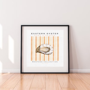 Op de afbeelding: Een ingelijst afdruk met een illustratie van een oester op een gestreepte achtergrond. De tekst luidt "Eastern Oyster Hors d'Oeuvre Seafood Collection Est. 2020".