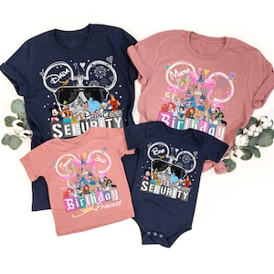 以下が含まれることがあります： ディズニーをテーマにしたデザインのTシャツ4枚とボディスーツ1枚。Tシャツはネイビーとピンクで、ミッキーマウスの耳、サングラス、そして「Dada Security」、「Mama of the Birthday」、「Birthday Princess」の文字が特徴です。ボディスーツはネイビーで「Bro Security」と書かれています。