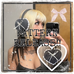 Puede incluir: Una mujer lleva una diadema negra con un calientaorejas gris en forma de corazón. El calientaorejas tiene un borde de encaje blanco y una cinta blanca atada en un lazo. El texto "PATTERN RELEASE!" está superpuesto a la imagen.