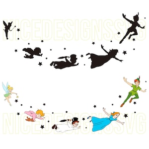 Puede incluir: Una ilustración caprichosa con personajes de Peter Pan. Siluetas de Peter Pan y otros personajes se muestran volando entre estrellas. Campanilla y otros personajes también se muestran en color. El texto "NICEDESIGNS.SVG" está en el fondo.