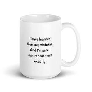 &quot;Humorvolle Kaffeetasse - &quot;&quot;Ich lerne von meinen Fehlern...&quot;&quot; - Weiße 15oz Tasse - Lustiges Gag-Geschenk für Familie, Freunde und Mitarbeiter.&quot;