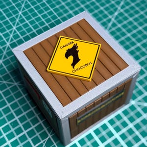La Cassa Creature di Copperthumb! Un porta-mazzi da 120 carte con doppia bustina protettiva per MTG, Commander e TTRPG. Un'epica custodia per carte con coperchio a rompicapo con chiusura a vite!