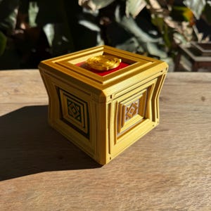 Manavault: ¡Una caja de mazo de Commander con funda doble y tapa tipo rompecabezas, que contiene 120 cartas!