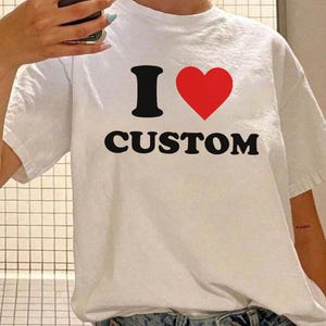 Koszulka z nadrukiem I Love Koszulka z nadrukiem I Heart Koszulka z nadrukiem Walentynki Koszulka unisex z możliwością personalizacji Spersonalizowana koszulka prezentowa dla niego Prezent dla niej