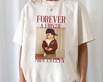 Personalisiert für immer ein Firstie-Shirt Komfortfarben kundenspezifisches Erstklass-Lehrer-Shirt, Erstklässler-Team-Shirt, Erstklässler-Lehrergeschenk
